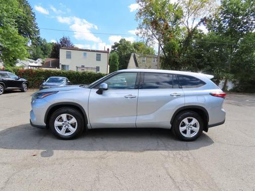 2022 Toyota Highlander Hybrid LE