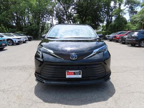 2025 Toyota Sienna LE