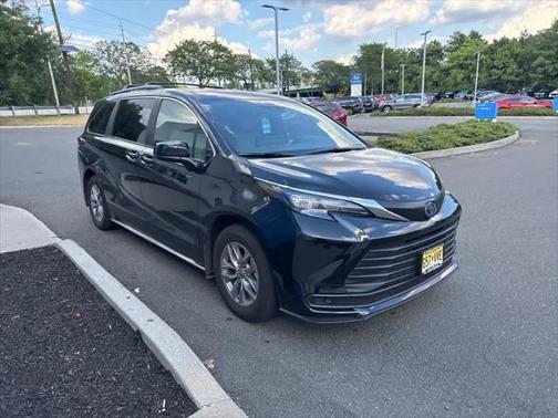 2025 Toyota Sienna LE