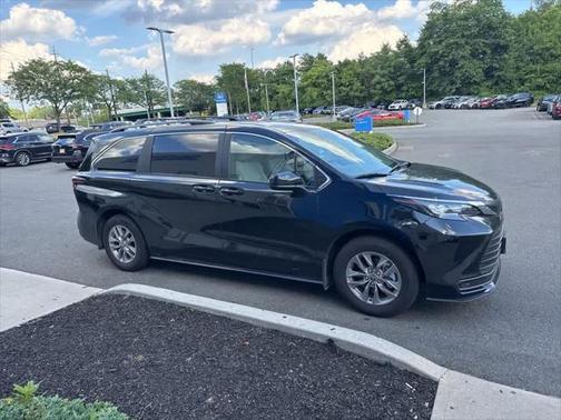2025 Toyota Sienna LE
