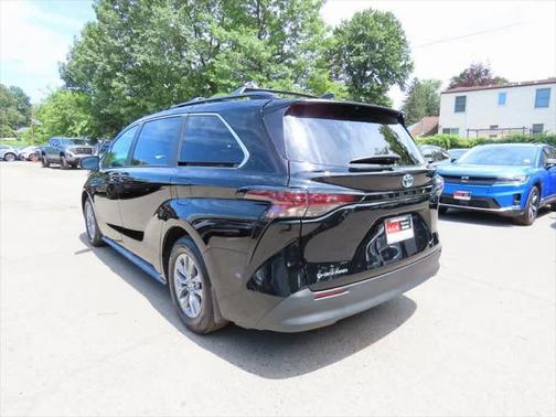 2025 Toyota Sienna LE