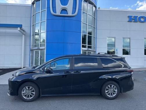 2025 Toyota Sienna LE
