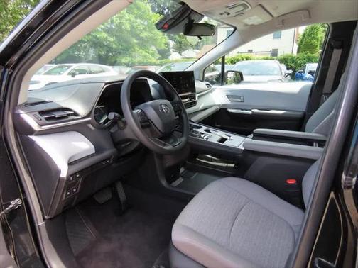 2025 Toyota Sienna LE