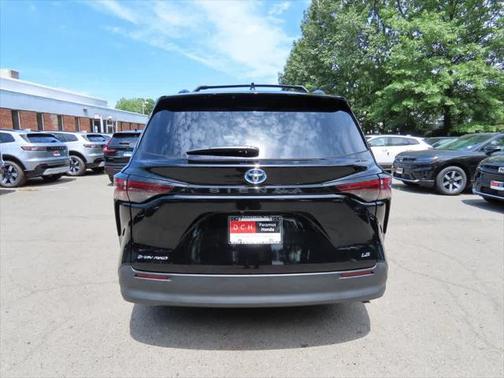 2025 Toyota Sienna LE