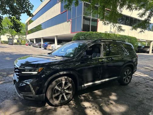 Crystal Black Pearl 2023 Honda Pilot Touring