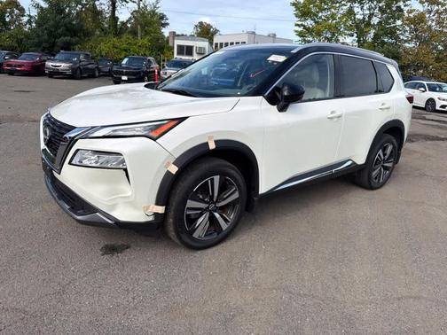 2 Tone White / Black Roof 2023 Nissan Rogue SL