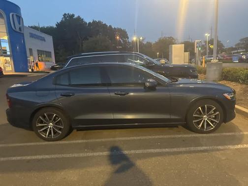 2021 Volvo S60 T5 Momentum