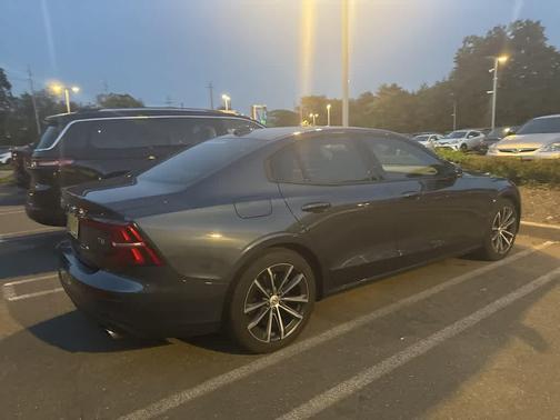 2021 Volvo S60 T5 Momentum