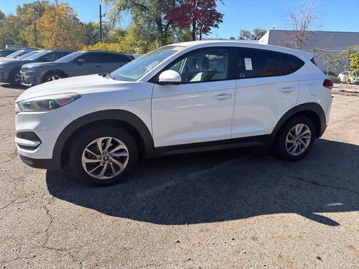 Dazzling White 2018 Hyundai TUCSON SE