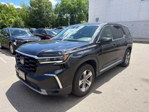 Crystal Black Pearl 2023 Honda Pilot EX-L 7-Passenger