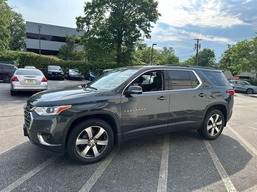Graphite Metallic 2020 Chevrolet Traverse LT Leather