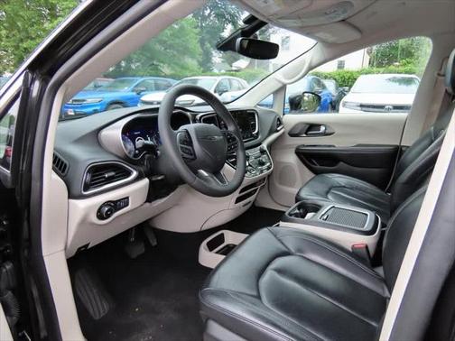 2022 Chrysler Pacifica Touring-L