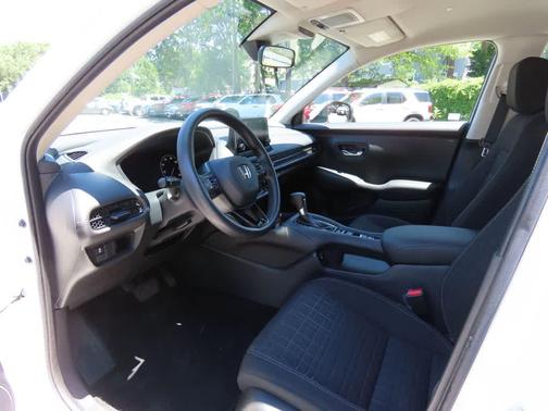 Platinum White Pearl 2024 Honda HR-V LX