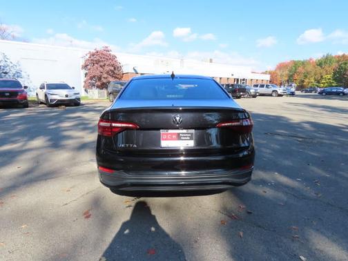 Deep Black Pearl Effect 2024 Volkswagen Jetta 1.5T S