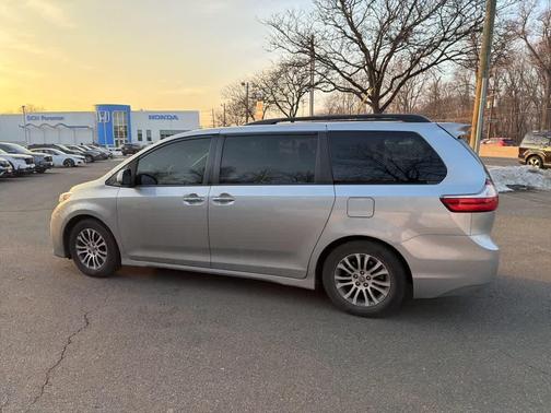 2018 Toyota Sienna XLE