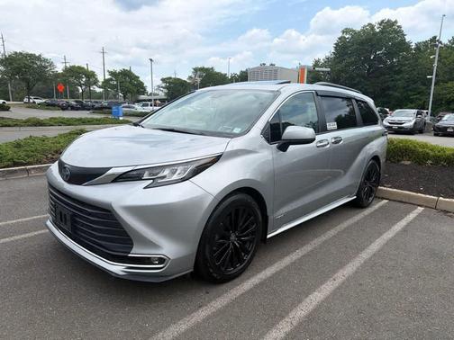 Celestial Silver Metallic 2021 Toyota Sienna XLE