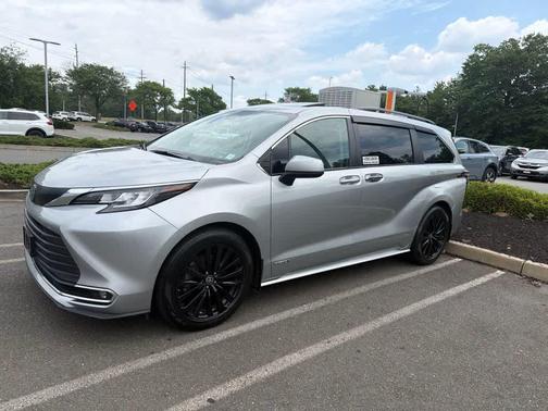 Celestial Silver Metallic 2021 Toyota Sienna XLE