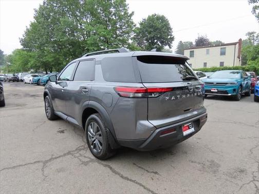 2022 Nissan Pathfinder SV