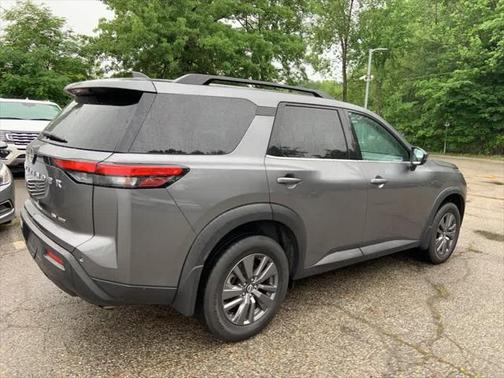 2022 Nissan Pathfinder SV