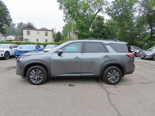 2022 Nissan Pathfinder SV