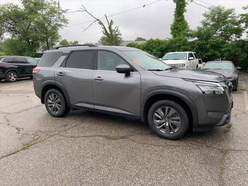 2022 Nissan Pathfinder SV