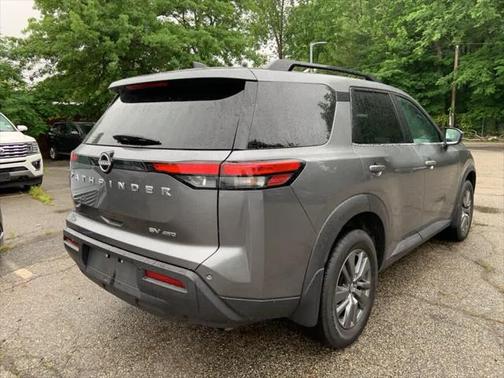2022 Nissan Pathfinder SV