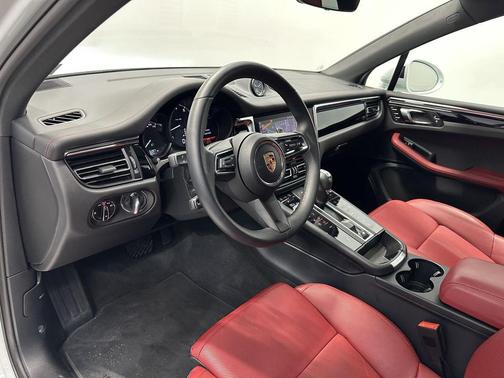 2025 Porsche Macan T