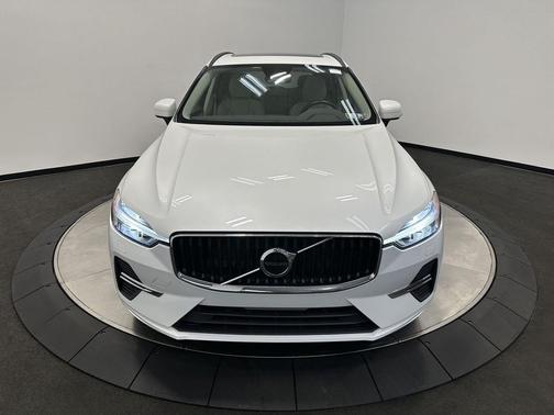 Crystal White Metallic 2022 Volvo XC60 B5 Momentum