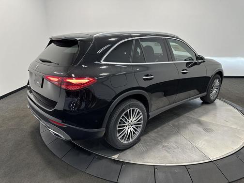 BLACK 2026 Mercedes-Benz GLC 300 4MATIC