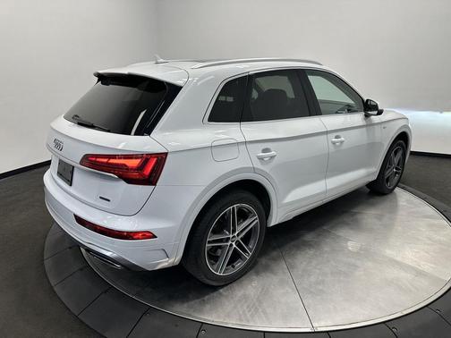 Glacier White Metallic 2021 Audi Q5 Premium Plus 55 TFSI e quattro S tronic