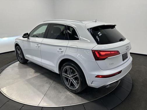 Glacier White Metallic 2021 Audi Q5 Premium Plus 55 TFSI e quattro S tronic