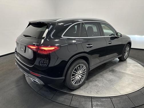 BLACK 2026 Mercedes-Benz GLC 300 4MATIC