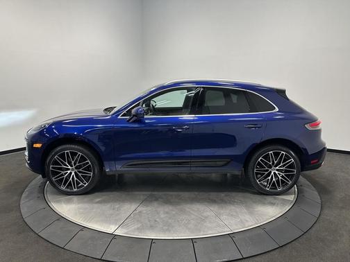Gentian Blue Metallic 2026 Porsche Macan T