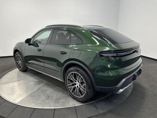 Oak Green Metallic Neo 2025 Porsche Macan Macan Electric 4S