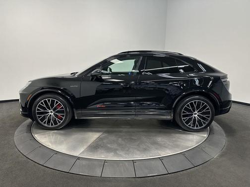 2024 Porsche Macan Turbo