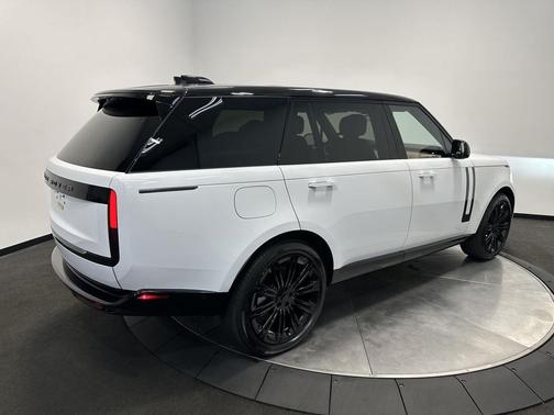 Fuji White 2026 Land Rover Range Rover P400 SE 7 Seat
