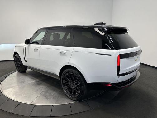 Fuji White 2026 Land Rover Range Rover P400 SE 7 Seat
