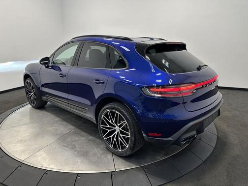 Gentian Blue Metallic 2026 Porsche Macan T