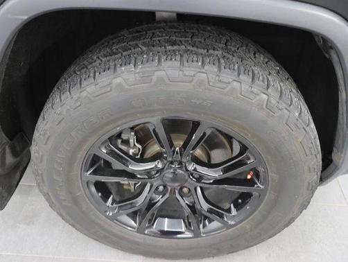 Diamond Black Crystal Pearlcoat 2017 Jeep Grand Cherokee Trailhawk