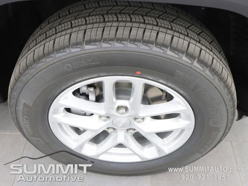 Bright White Clearcoat 2026 Jeep Grand Cherokee Altitude