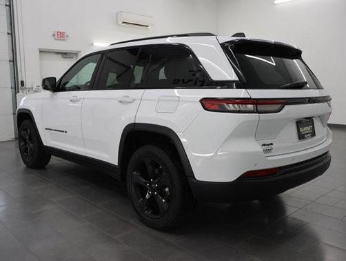 Bright White Clearcoat 2023 Jeep Grand Cherokee Altitude