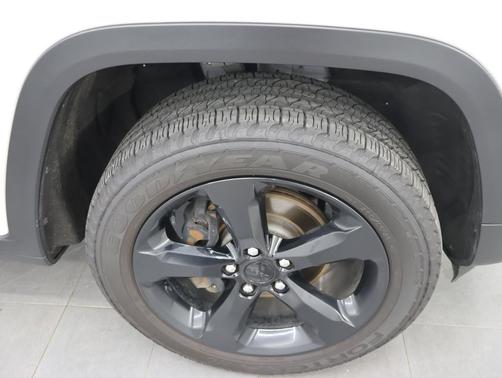 Bright White Clearcoat 2023 Jeep Grand Cherokee Altitude