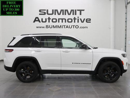 Bright White Clearcoat 2023 Jeep Grand Cherokee Altitude