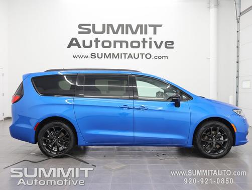 Hydro Blue Pearlcoat 2026 Chrysler Pacifica Limited
