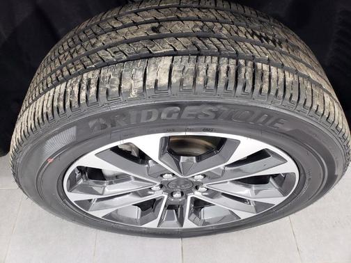 Photo 3 of 41 of 2022 Jeep Grand Cherokee Overland