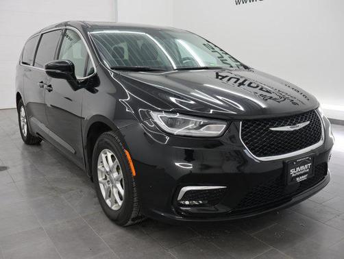 Diamond Black Crystal Pearlcoat 2024 Chrysler Pacifica Touring L