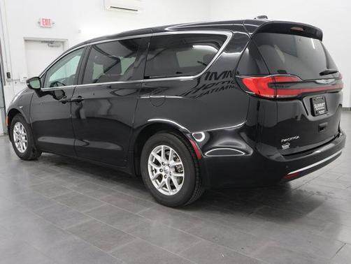 Diamond Black Crystal Pearlcoat 2024 Chrysler Pacifica Touring L