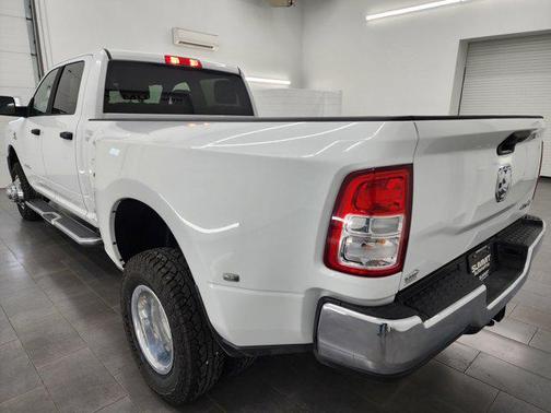 2022 RAM 3500 Big Horn Crew Cab 4x4 8' Box
