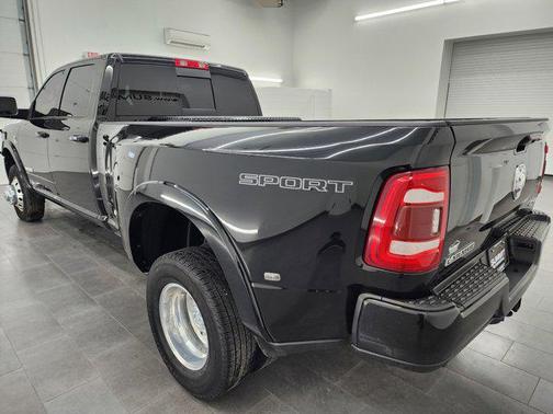 2022 RAM 3500 Laramie Crew Cab 4x4 8' Box