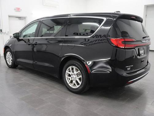 Diamond Black Crystal Pearlcoat 2024 Chrysler Pacifica Touring L